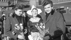 Los m�sicos Don Everly y Phil Everly, recibidos en la estaci�n central de ferrocarril de �msterdam, el 24 de enero de 1959.