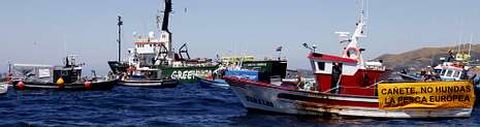 Los barcos pesqueros formaron un c�rculo entorno al buque �Artic Sunrise� de la asociaci�n ecologista Greenpeace.
