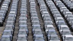 Veh�culos del fabricante almacenados en el relleno de Bouzas, en Vigo, para ser embarcados