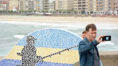 El turismo no se resiente en Sanxenxo ni siquiera con una jornada como la de hoy, de bochorno y lluvia