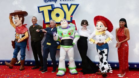 Tom Hanks, Tim Allen, Joan Cusack y Greta Lee junto a Woody, Buzz y Jessie en el evento de lanzamiento de Toy Story 5