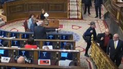 Momento en el que Borrell denuncia el supuesto escupitajo de un diputado de ERC