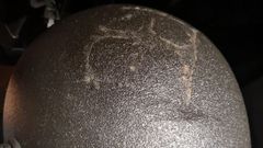 As� qued� el casco del agente herido. Una piedra o un adoqu�n provoc� la fractura craneal del polic�a