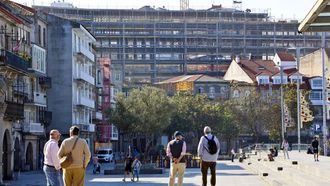 El primer edificio del Barrio do Cura, con 107 viviendas, emerge sobre las tradicionales casas de la Ribeira do Berb&eacute;s.