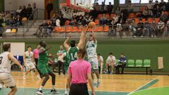 Un partido en el pabell�n Vila de Noia.