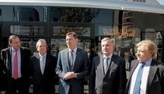 <span lang= es-es >Alta representaci�n</span>. De izquierda a derecha, Enrique Ulloa y Javier Garc�a, directivos de Castrosua; el ministro de Transporte lituano; el alcalde de Vilna; y Miguel Arias, embajador de Espa�a en el pa�s.