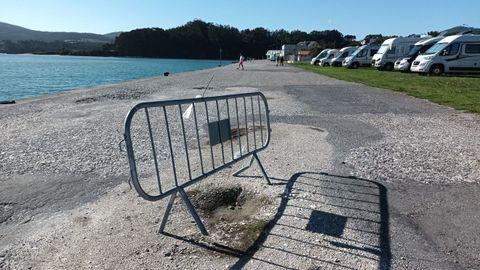 Los baches y los socavones abundan en los viales de la zona portuaria, los que comunican con varios servicios municipales