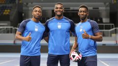 De izquierda a derecha, Domingos, H�lder y Renatinho, los tres jugadores burelenses de la selecci�n de Cabo Verde.