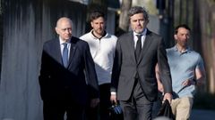 Jorge Fern�ndez D�az, exministro del Interior, (a la izquierda) a su llegada a la Audiencia Nacional en el primer d�a del juicio por la Operaci�n Kitchen