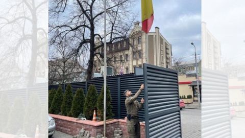 El Geo encargado de arriar la bandera espa�ola en la embajada antes de ser evacuada