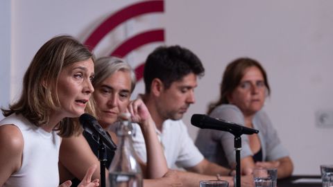 La lder de los comuns en el Parlament, Jssica Albiach, y la exalcaldesa de Barcelona, Ada Colau, durante una votacin de un preacuerdo de investidura con el PSC.