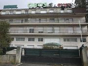 <span lang= es-es >Urbanizaci�n de 52 chal�s en la playa de Raeiros</span>. La Aplu resolvi� en el 2007 que las obras, realizadas con una licencia de apartotel, constituyen una parcelaci�n urban�stica en suelo r�stico prohibida. Tras varias multas, acord� su demolici�n en el 2010. El Supremo ratific� en el 2013 una sentencia del TSXG instando al derribo. 