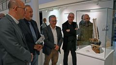 El director xeral de Cultura, Anxo Lorenzo (primero por la izquierda), y el presidente de la Diputaci�n, Luis Menor (centro), asistieron a la exposici�n homenaje a Jos� Su�rez
