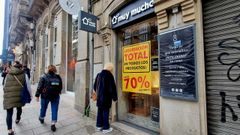 La tienda de Muy Mucho, en el n�mero 26 de Urzaiz, ayer con la verja cerrada. 