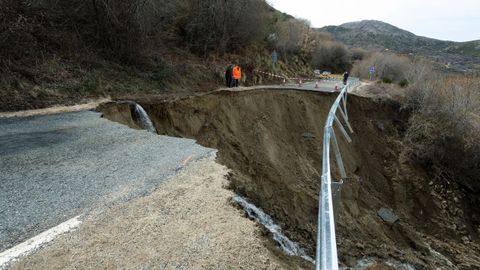 Las lluvias y el deshielo han provocado el derrumbe de un tramo de entre 15 y 20 metros de la carretera que conecta Villanueva de �vila con el puerto de Mijares, en el coraz�n del Ti�tar