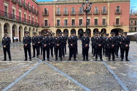 Los ventidos nuevos agentes posando en la plaza del Ayuntamiento de Gij�n