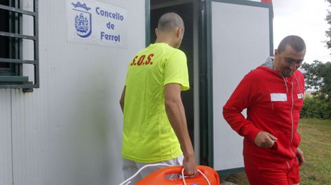 La de socorristas es la profesi�n m�s habitual que genera la playa (junto con la de hosteler�a). Ferrol ha contratado a 43, pero a�n hay vacantes en la comarca como el puesto que piden para la piscina A Sa��a de Valdovi�o. En la foto, los dos rescatadores de Caranza: Marcos Gonz�lez y �scar Garel.