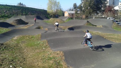 Chavales en la pista de pump-track de Gijn