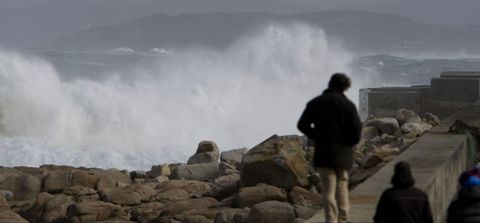 Mux�a conoce bien la fuerza del mar. El de ayer, por suerte, no fue el temporal de enero del 2014. La Polic�a Local acordon� el entorno del santuario para evitar acercamientos de riesgo al mar. 