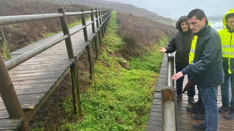 El alcalde Luis Insua ense�a el mal estado del acceso a algunas playas.