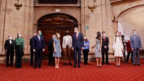 Los reyes Felipe y Letizia junto a laprincesa Leonor y la infanta Sofa posan con el presidente de Asturias, Adrin Barbn (c-i), a su llegada a la audiencia a los galardonados con las  Medallas de Asturias 2021 , este viernes en el Hotel La Reconquista de Oviedo.