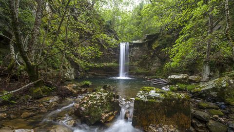 Cascada de O Pombar, en las cercanías de la localidad de Cruz de Outeiro