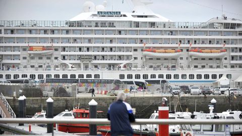 El Artania, durante una escala en Ferrol hace cinco a�os