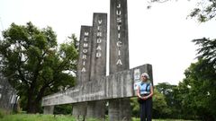 Ver�nica Castelli, hija de Mar�a Teresa Trotta y Roberto Castelli, desaparecidos durante la �ltima dictadura militar argentina, se encuentra en el lugar donde se ubicaba el antiguo centro clandestino de detenci�n Vesubio, donde sus padres estuvieron cautivos, mientras Argentina conmemora el 50 aniversario del golpe militar de 1976, en Buenos Aires.