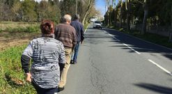 La se�al situada en el punto que indica el vecino y que limitaba la velocidad a 50 kil�metros por hora fue seccionada y no se volvi� a reponer. Tambi�n desde entonces no volvi� a apostarse en el lugar la patrulla de la Guardia Civil de Tr�fico. 