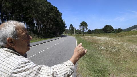 Manuel Varela muestra la finca de As Tintas, frente al pinar situado en la carretera de Doniños a San Xurxo, donde proponen crear el área de autocaravanas