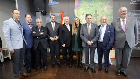 El presidente del Principado de Asturias, Adri�n Barb�n (4i), posa con los homenajeados del centro asturiano de Coru�a, en el acto de imposici�n de insignias de Oro y Plata del Centro Asturiano de A Coru�a