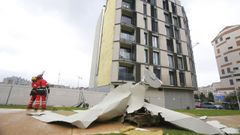 Los bomberos revisan la ca�da del revestimiento de un edificio sobre un parque en Pontevedra
