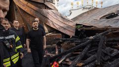 El presidente ucraniano Volod�mir Zelenski durante su visita este lunes a la a la catedral de la Dormici�n del monasterio de las Cuevas de Kiev