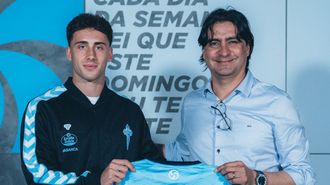 Pablo Dur�n y Marco Garc�s, el director de f�tbol del Celta, en el momento de extender el contrato del delantero.