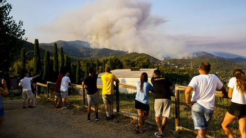 Los Bomberos de la Generalitat se enfrentan la tarde de este lunes a tres incendios forestales simult&aacute;neos e  importantes , en Sentmenat (Barcelona), en la comarca barcelonesa de Anoia y en Artesa de Segre (Lleida), en plena ola de calor y en una situaci&oacute;n de m&aacute;ximo riesgo.