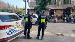 Polic�as locales de Palma patrullando en la zona de Santa Catalina.
