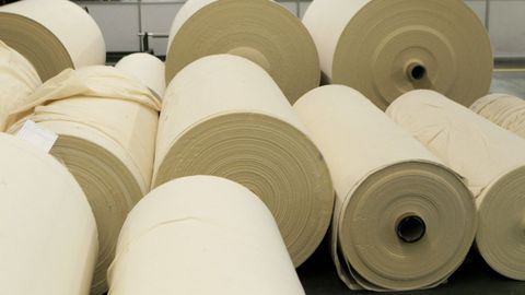 Rollos de tela en una f�brica textil. 