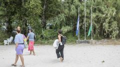 Las banderas azul y verde de la playa de Lapam�n, en Bueu, este jueves sin subir