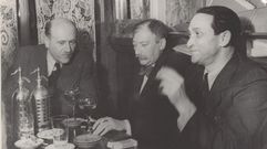 �LTIMO EXILIO EN PAR�S. La fotograf�a tomada en el a�o 1938 en Par�s en el Caf� Le Tournon muestra a Joseph Roth, que ocupa el centro de la imagen, en una de sus habituales tertulias de bar, con varios de sus amigos; a la derecha, el escritor Soma Morgenstern, paisano suyo de la Galitzia polaco-rusa y autor de �Huida y fin de Joseph Roth�, una especie de memorias literarias sobre su querido compatriota. Apenas un a�o despu�s de la escena de la foto, Roth muri� en la misma taberna; el propio Morgenstern reuni� y orden� los manuscritos y cartas que el malogrado novelista dej� en su cuartucho del H�tel de la Poste, situado justo en frente del caf�. DEUTSCHE NATIONALBIBLIOTHEK