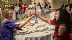Foto de archivo de un brindis durante una cena en un restaurante