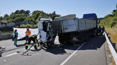 Muere un camionero al empotrarse contra un vehculo articulado en la autova AG-53