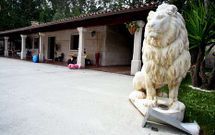 El chal� est� cerca del centro de Castroagud�n, protegido por un muro de piedra. <span lang= es-es >fotos</span><span lang= es-es > M�nica ferreir�s</span>