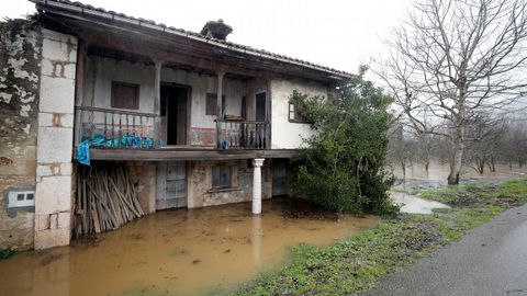 ista del Sella desbordado a su paso por Santianes (Arriondas)