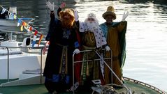 Sus Majestades, en una imagen de archivo, a su llegada a Ferrol en barco