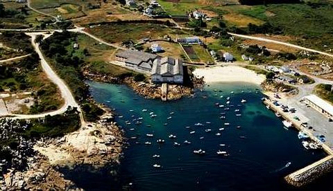 En Mor�s, donde reclaman un dique de abrigo, fondean y atracan pesqueros de San Cibrao y de Celeiro.