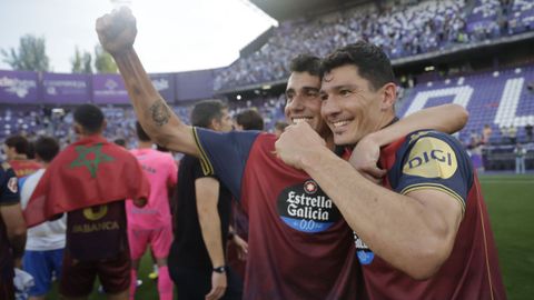 Dos de los jugadores gallegos del Deportivo, Diego Villares y Miguel Loureiro, durante los festejos en Valladolid tras el ascenso a Primera Divisi�n.