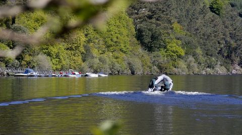 Una lancha de los buceadores de la Guardia Civil, este martes en el embalse de Os Peares. Al fondo, el embarcadero desde el que los dos primos se metieron en el agua
