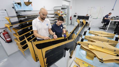 Dos empleados revisando las alas de drones modelo M5D-Airfox que Marine Instruments fabrica en Porto do Molle (Nigr�n).