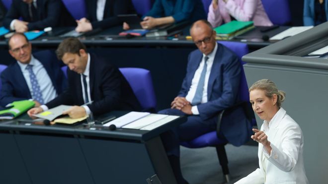 La l&iacute;der de la AfD, Alice Weidel, interviene en la sesi&oacute;n ante el canciller Friedrich Merz 