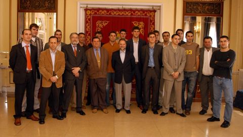 El equipo de Estudiantes tras el ascenso en 2003, recibido por Xaime Bello